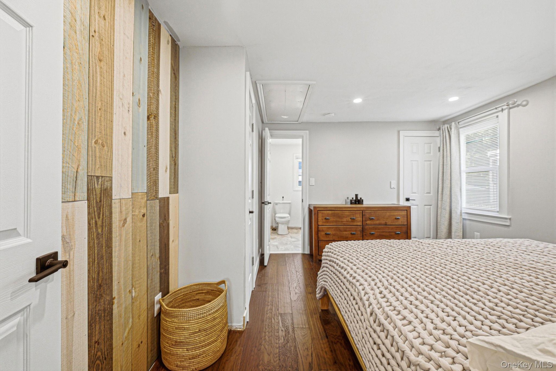 Bedroom with Access to Full Bath