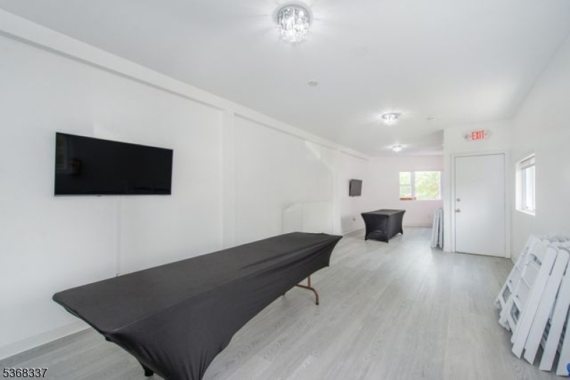 Unit 3 Retail upstair
