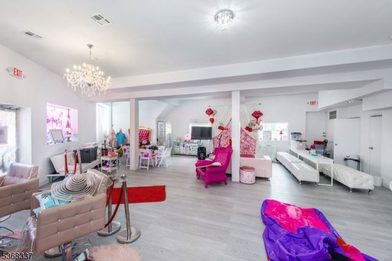 Unit 1 Retail Large space