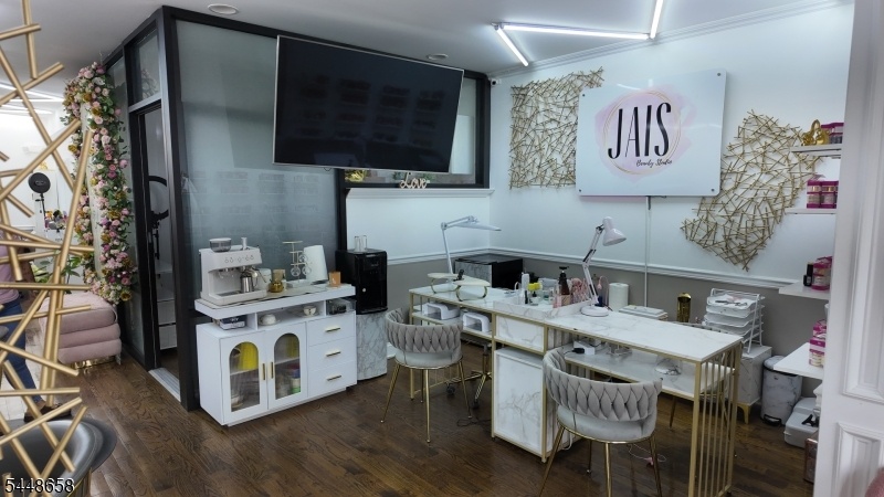 NAIL STATION