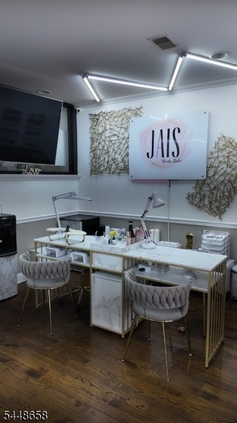 NAIL STATION