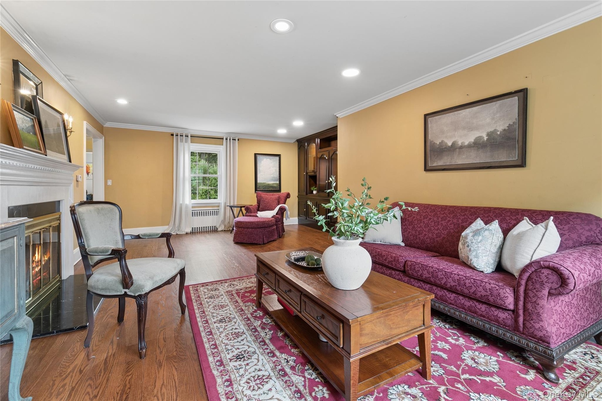 LR with view of wall of built-ins