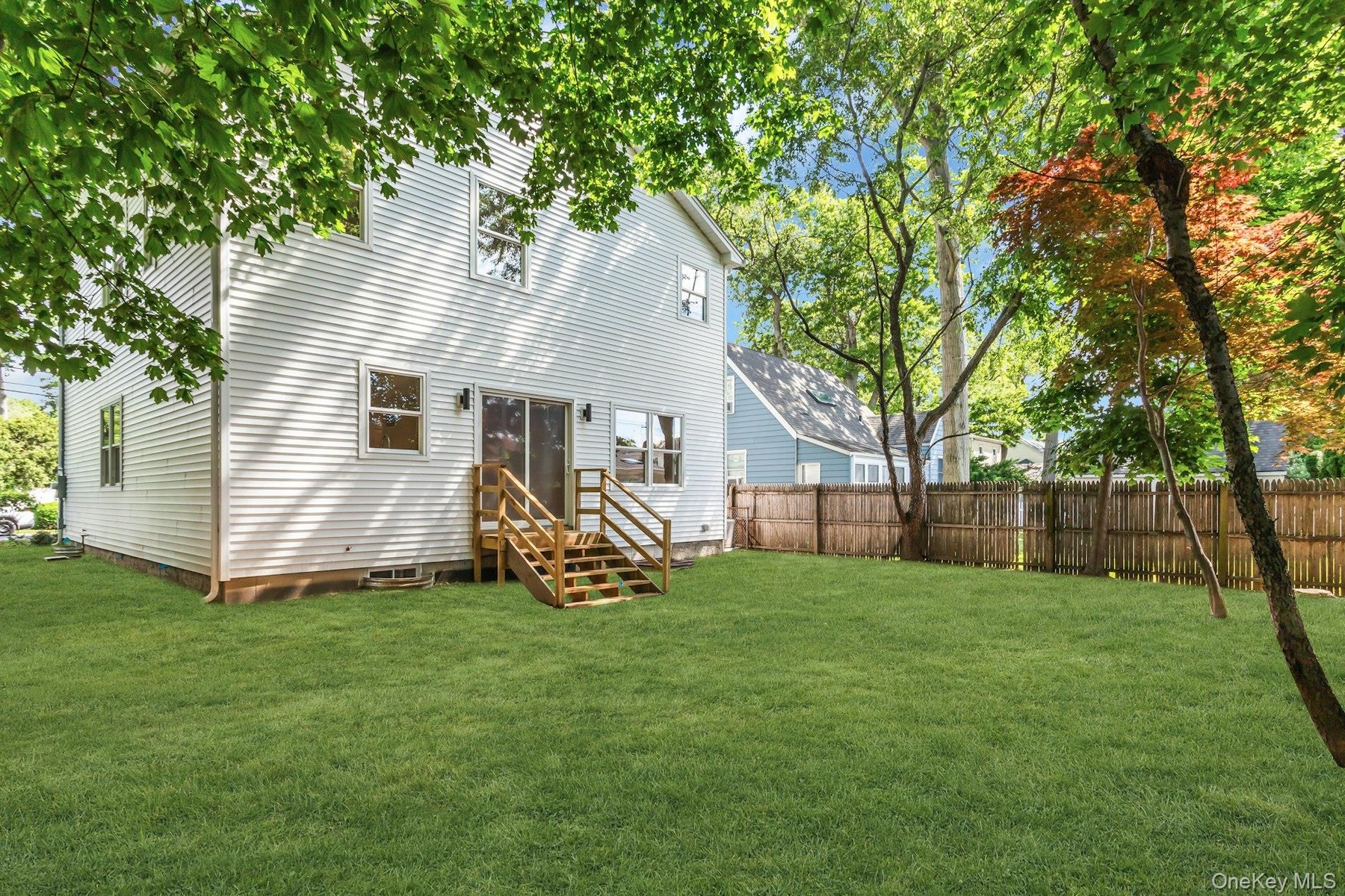 full vinly fenced backyard