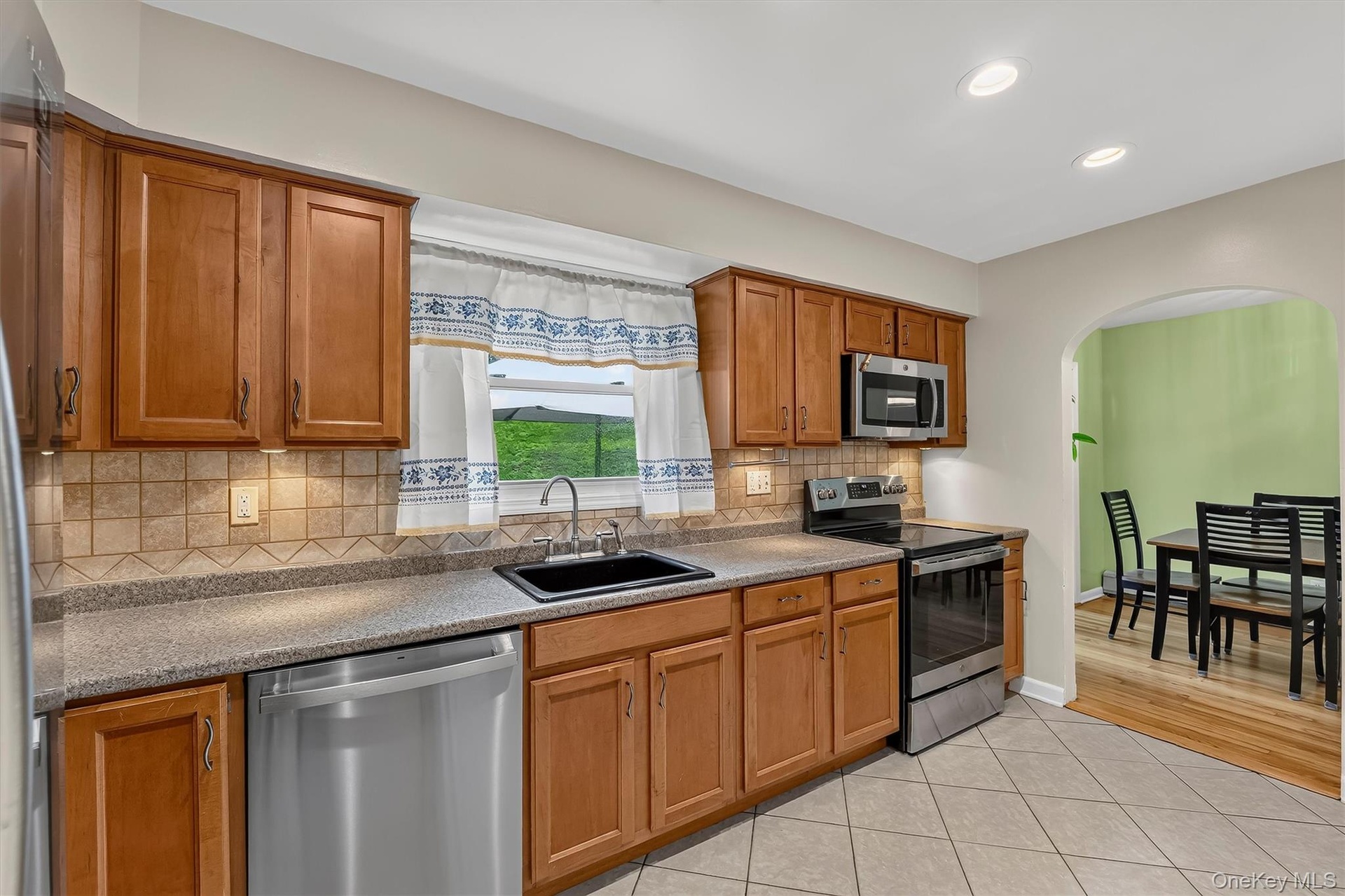 Functional kitchen with a convenient view into the dining room, creating an open connection between the spaces
