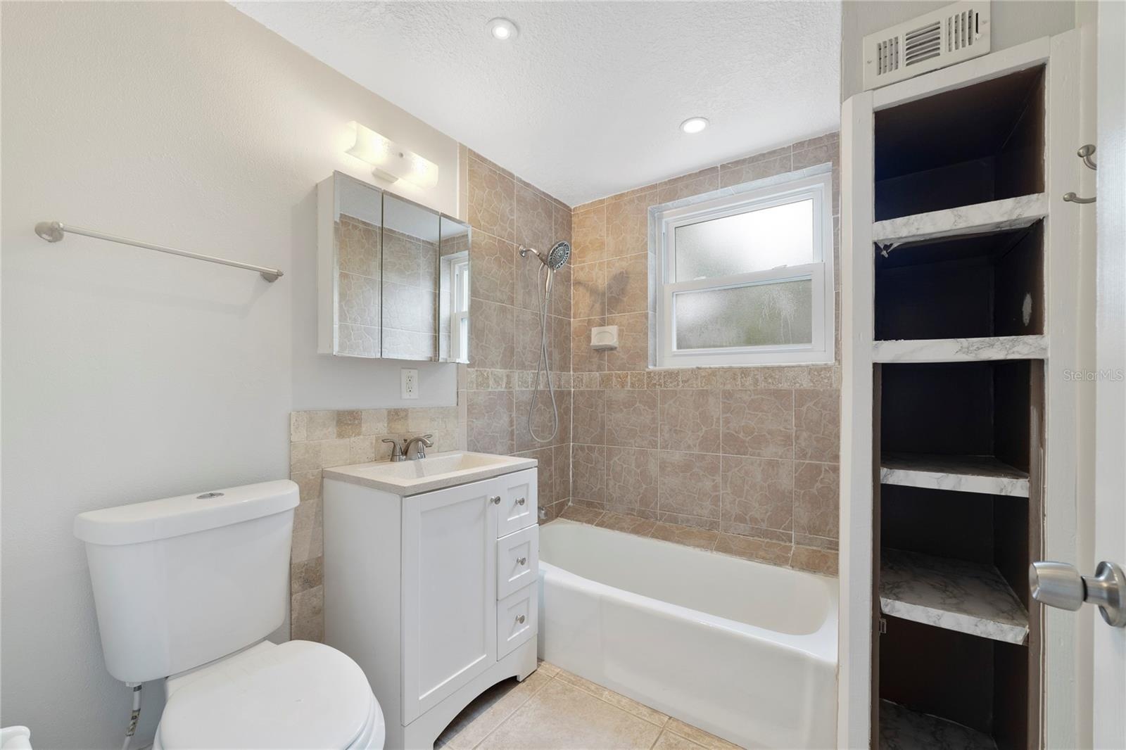 Guest house full bathroom