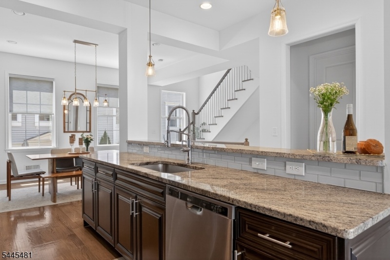 Kitchen w/Bkfst Bar+Pantry