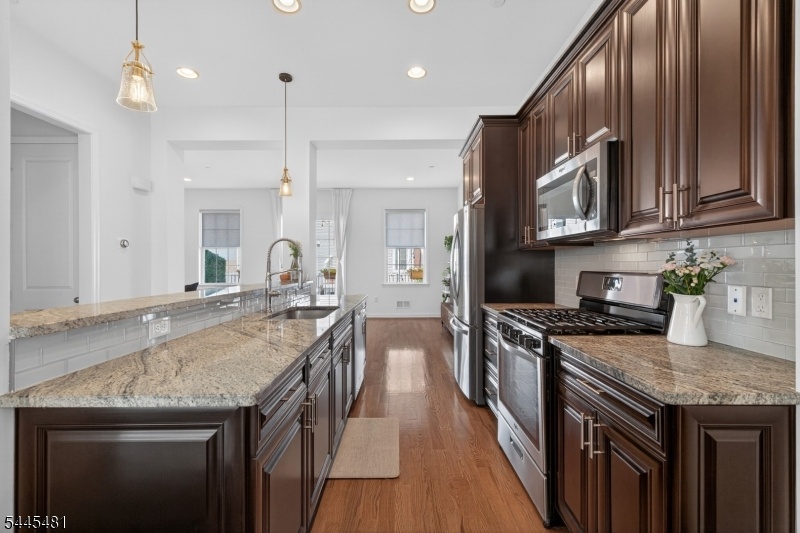 Kitchen w/Bkfst Bar+Pantry