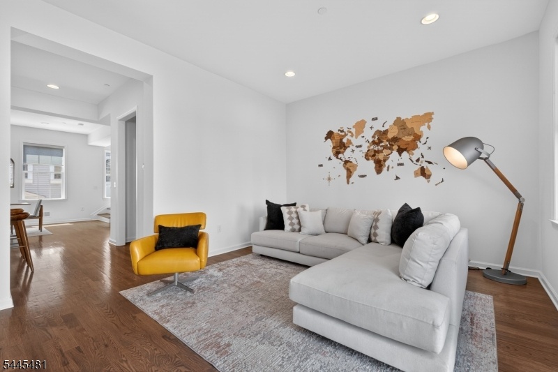 Large Living Room w/Deck