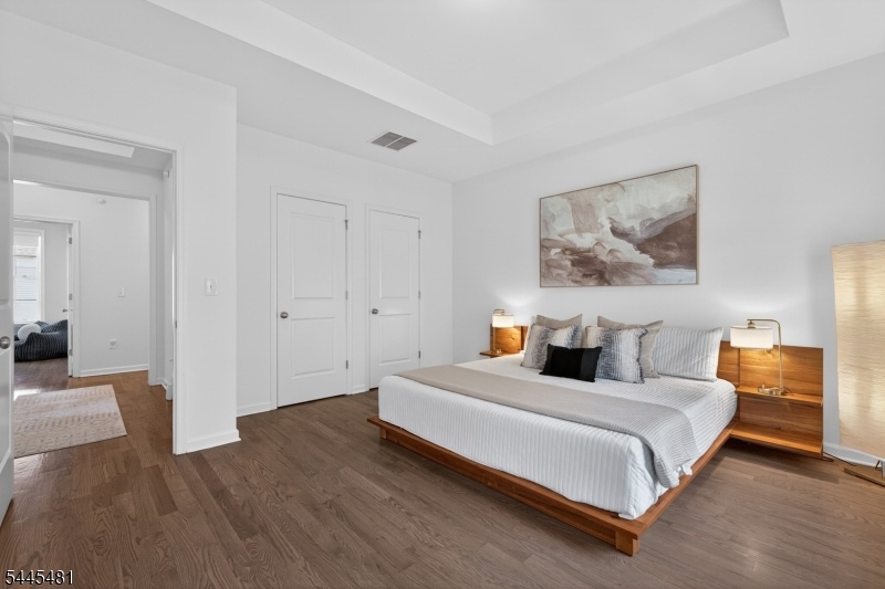 Main Bed w/2 closets+Full Bath