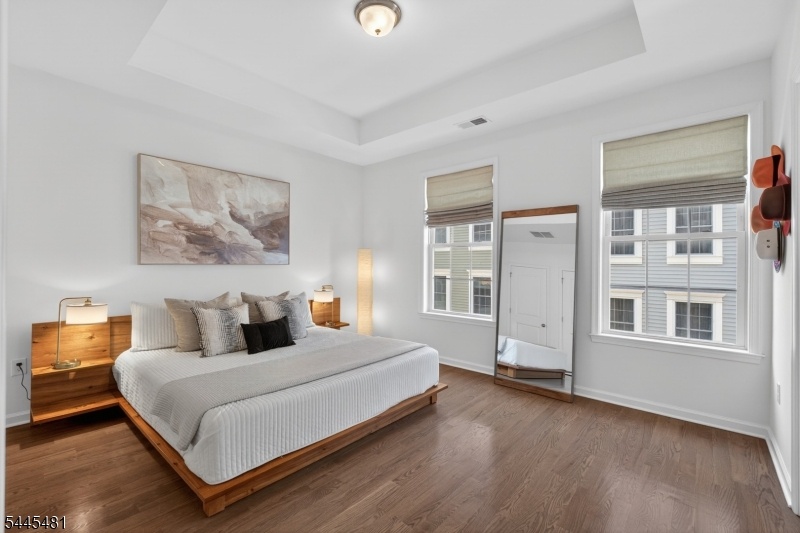 Main Bed+2 Closets+Full Bath