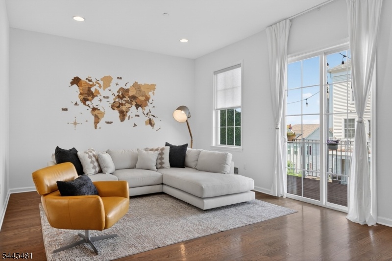 Large Living Room w/Deck