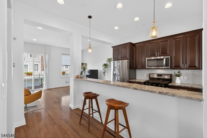 Kitchen w/Bkfst Bar+Pantry