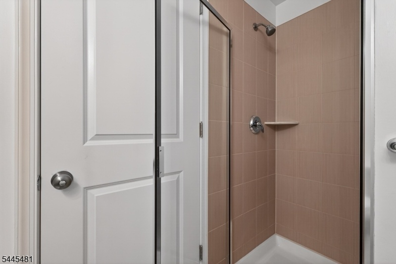 Bedroom on 1st floor+Full bath