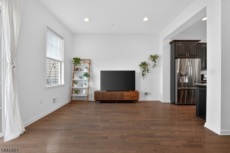 Large Living Room w/Deck