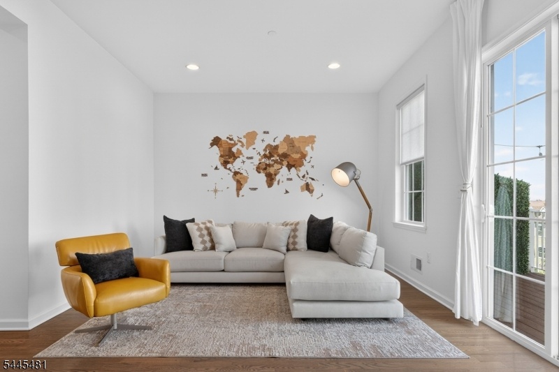 Large Living Room w/Deck