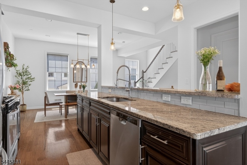 Kitchen w/Bkfst Bar+Pantry