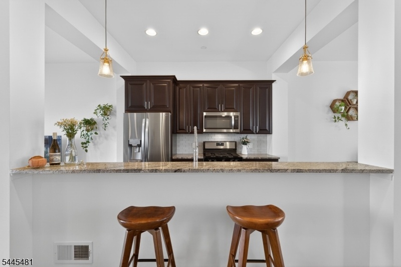 Kitchen w/Bkfst Bar+Pantry