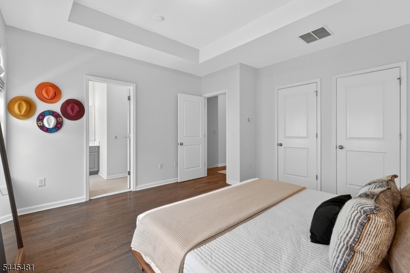 Main Bed w/2 closets+Full Bath
