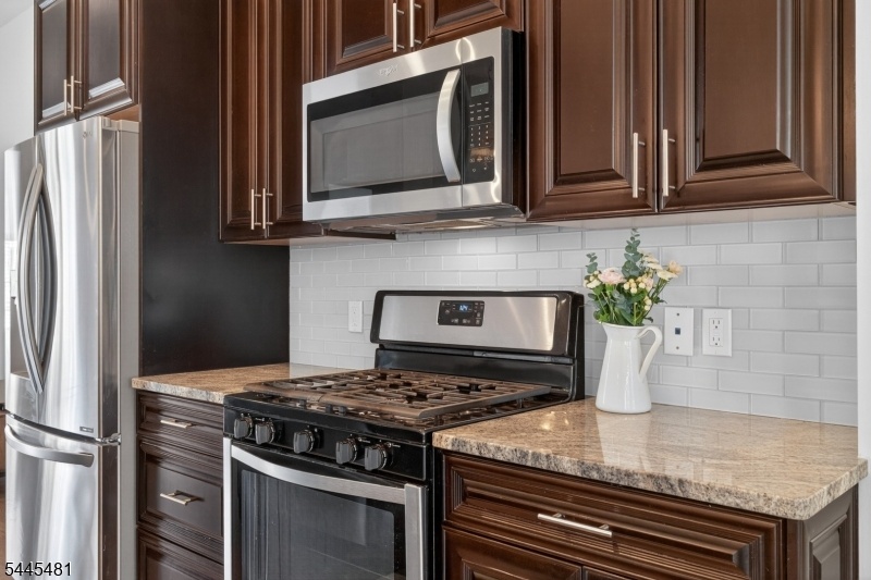 Kitchen w/Bkfst Bar+Pantry