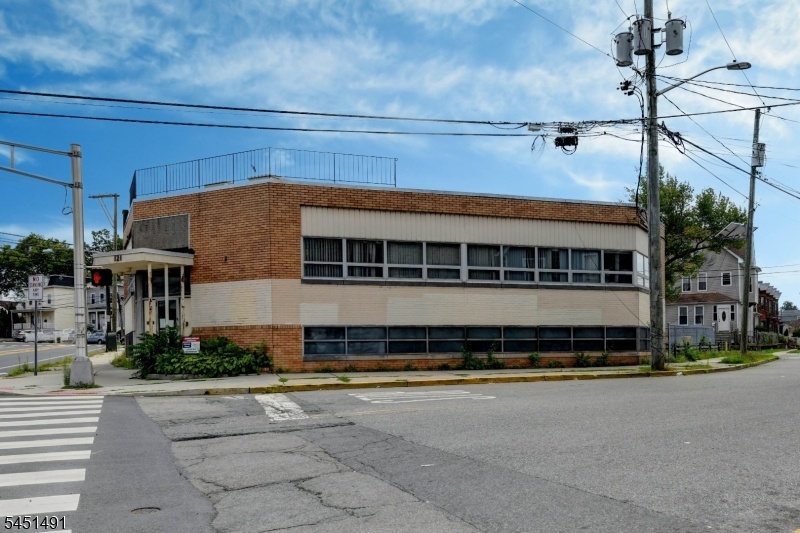 Howe st side view