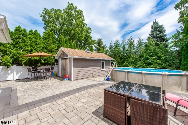 yard w pool