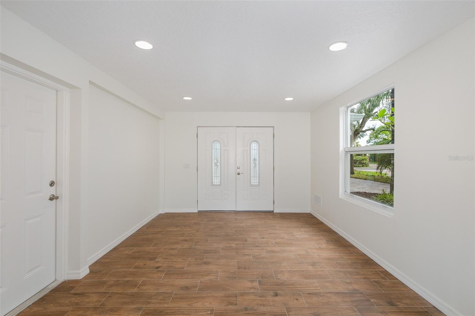 Down stairs foyer