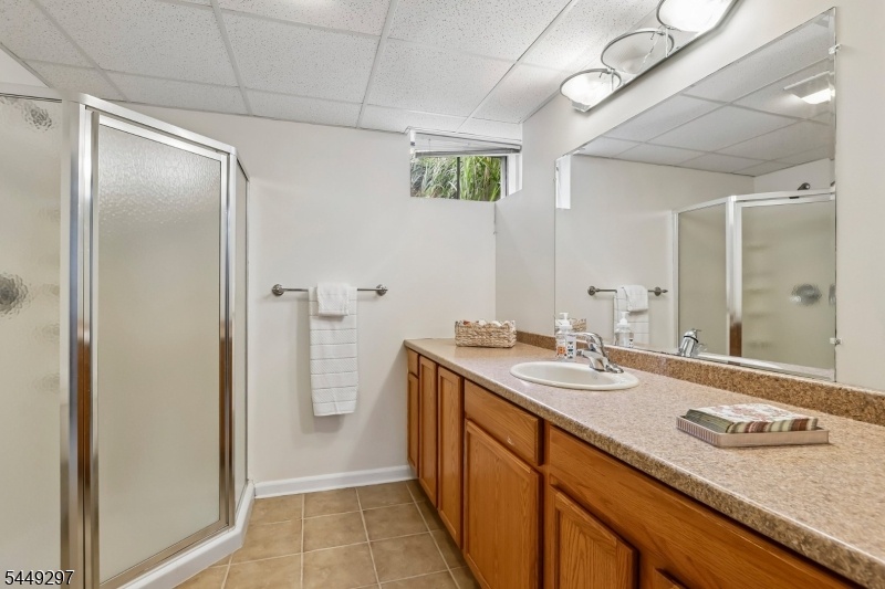 Full Bathroom - Baswmwnt