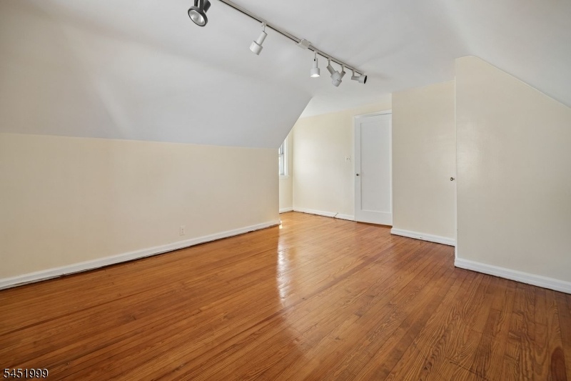 Bedroom 3 - view 3