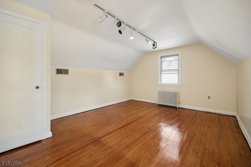 Bedroom 3 - view 1