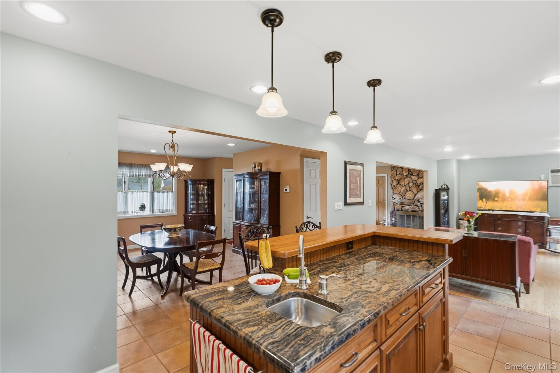 Kitchen with Breakfast Bar