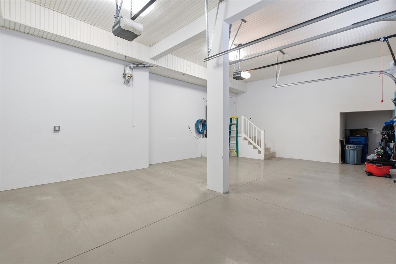 Poenty of additional space for storage, or carlift