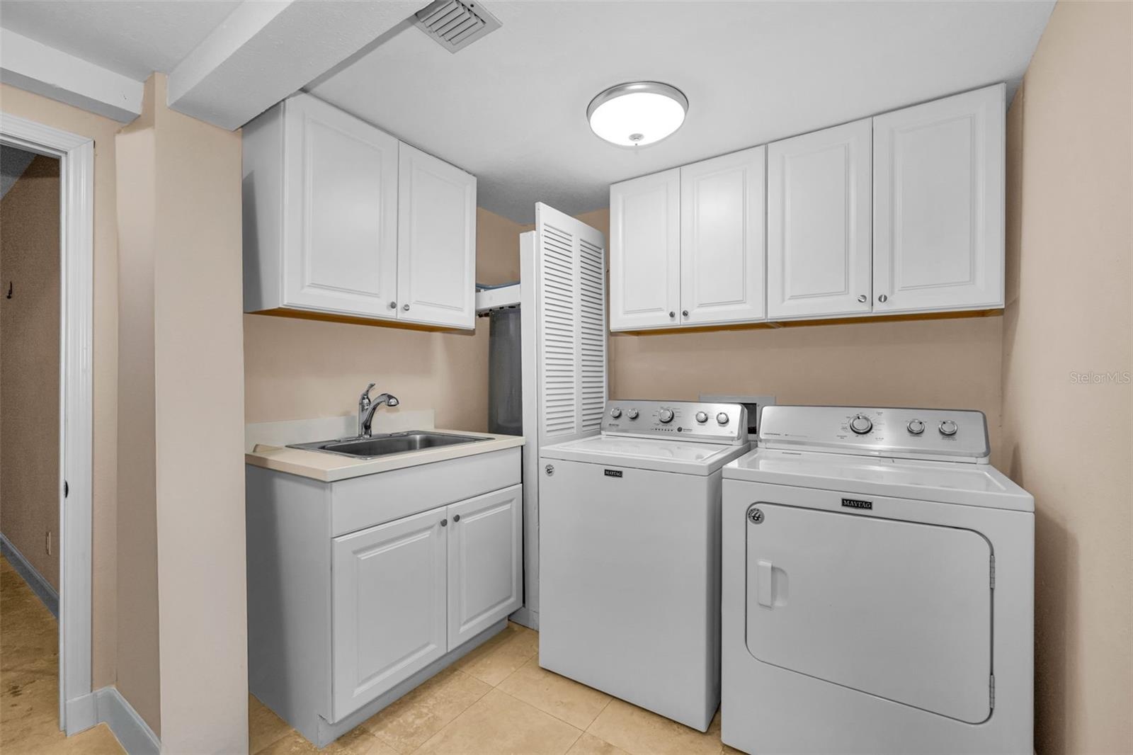 laundry room with utility sink & extra space