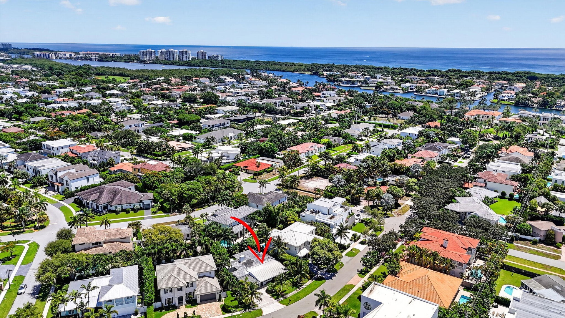 Perfect location!! Walk over to Mizner Park to meet friends for lunch or dinner, enjoy shopping, the Boca Art Museum, IPIC BOCA RATON movie theaters..