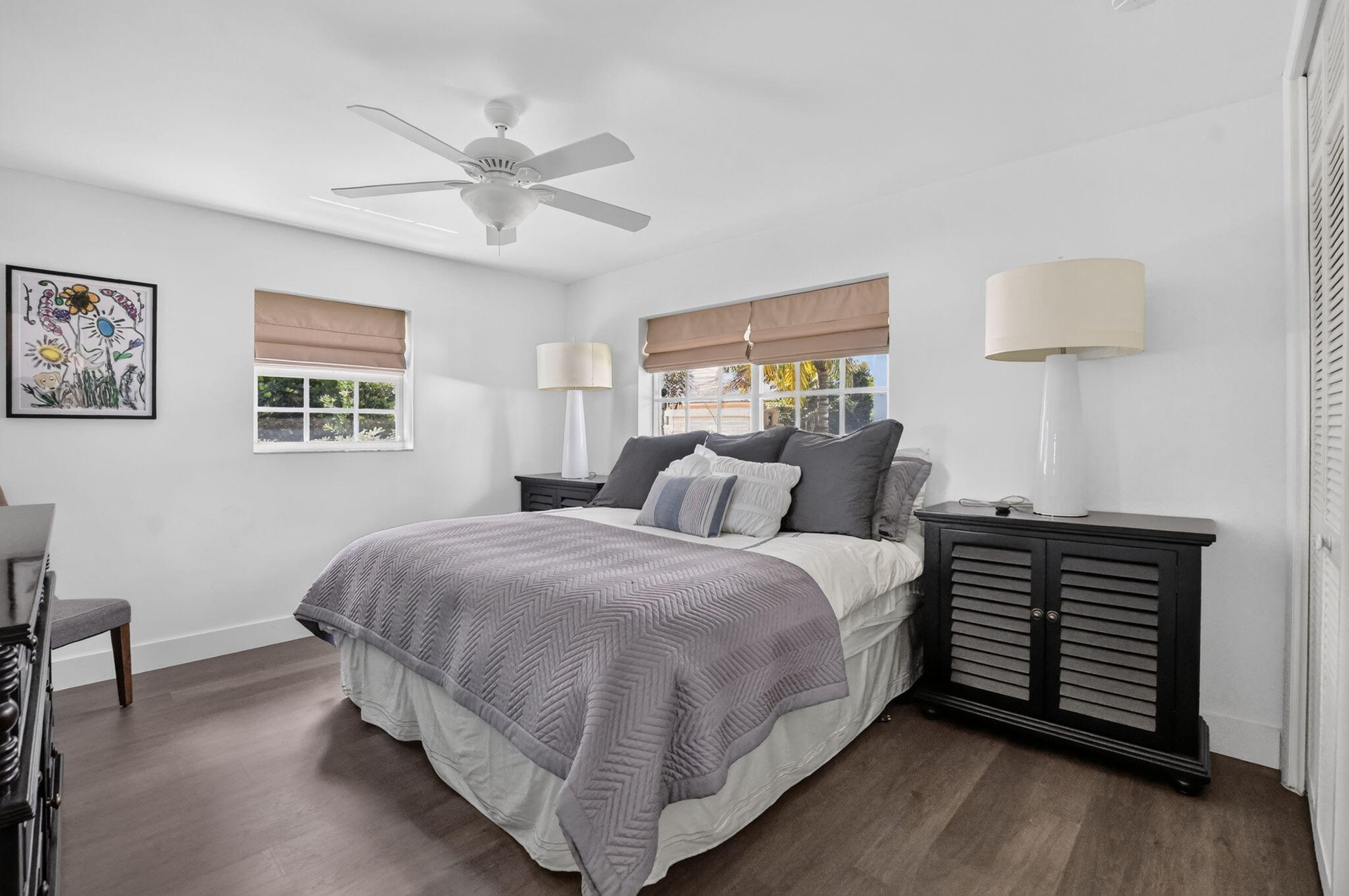 OVERSIZE BEAUTIFUL AND BRIGHT GUESTROOM! plenty of room for a King bed and a large closet! Your guests won't want to leave!!
