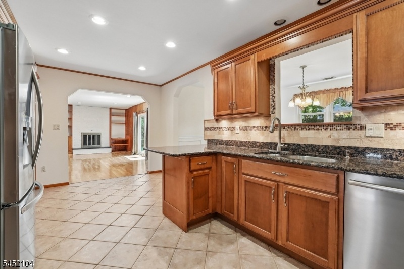 Eat-in Kitchen