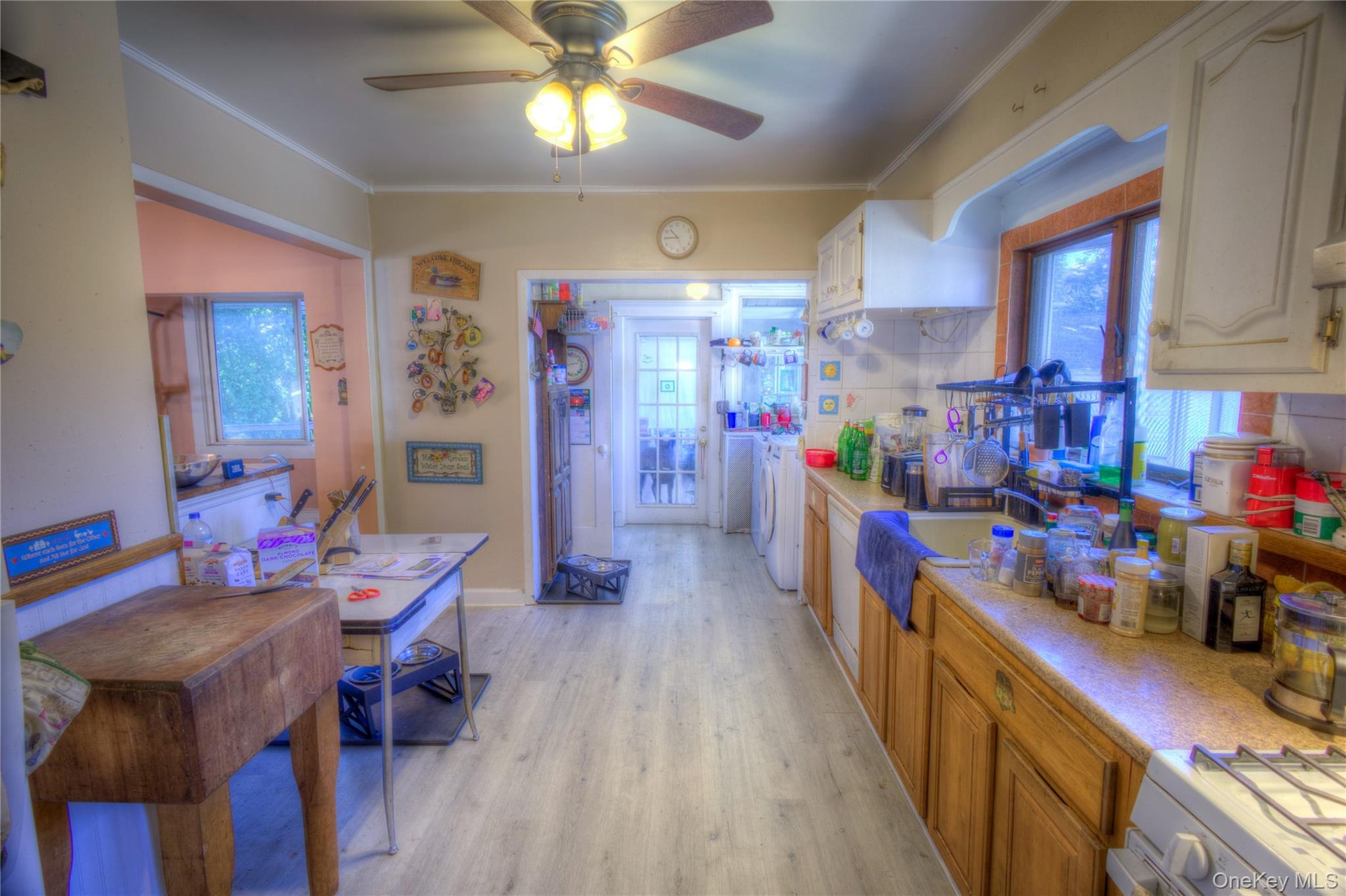 Eat-in-Kitchen w/laundry area