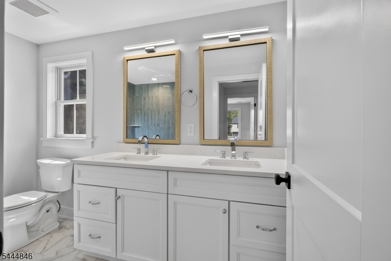 2nd Floor Full Bathroom