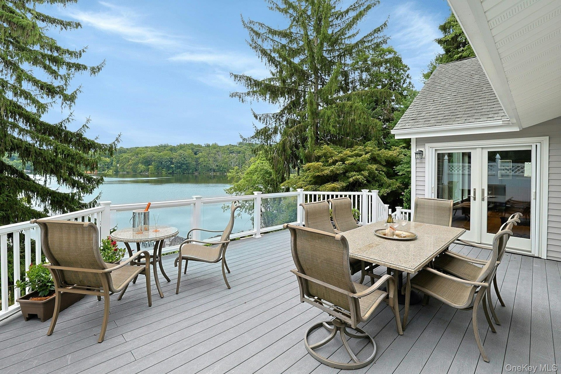Outdoor dining doesn't get much better than this. Enjoy every meal on the Trex upper deck with plenty of space for entertaining all your family and fr
