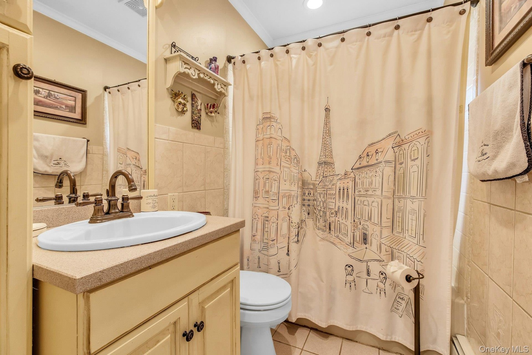 Full Bath in Hall
