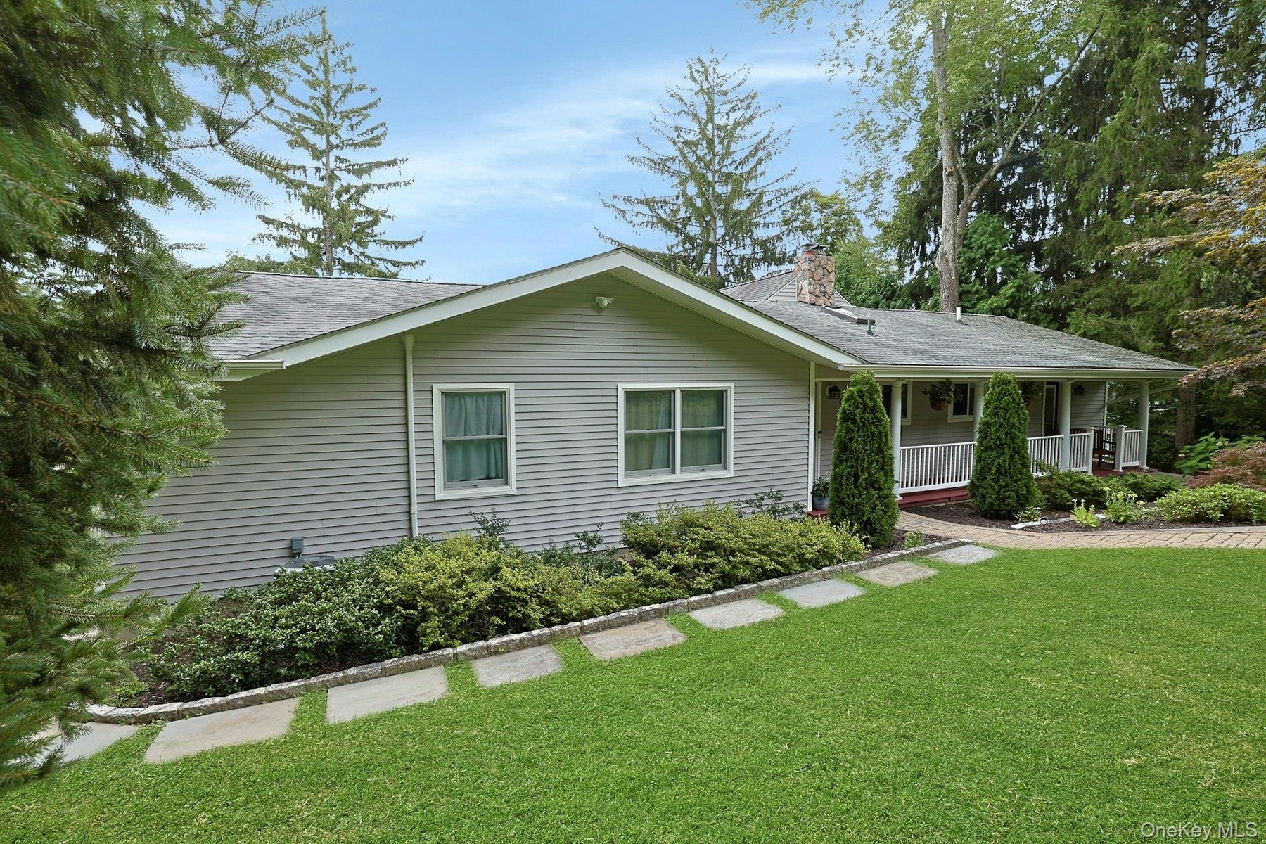 Take a stroll around the walkway to the backyard and discover the beauty of this exceptional waterfront setting from every angle. What a thrilling sur