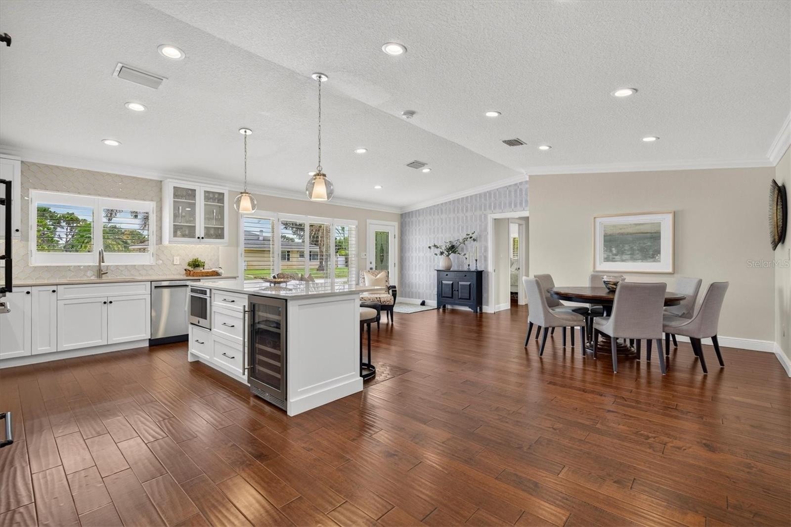 Open floor plan high ceilings!