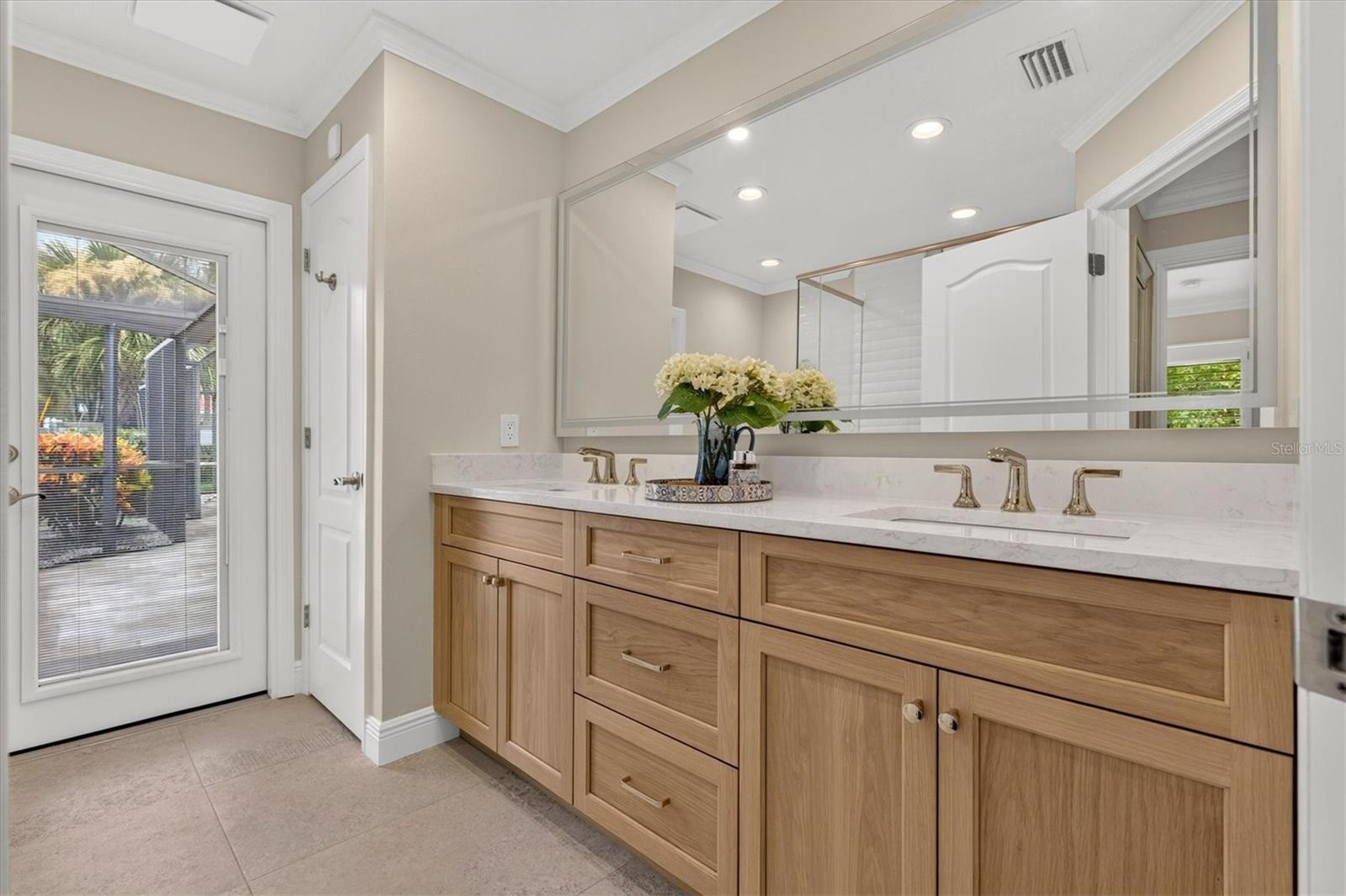 Full guest bath accessible to pool