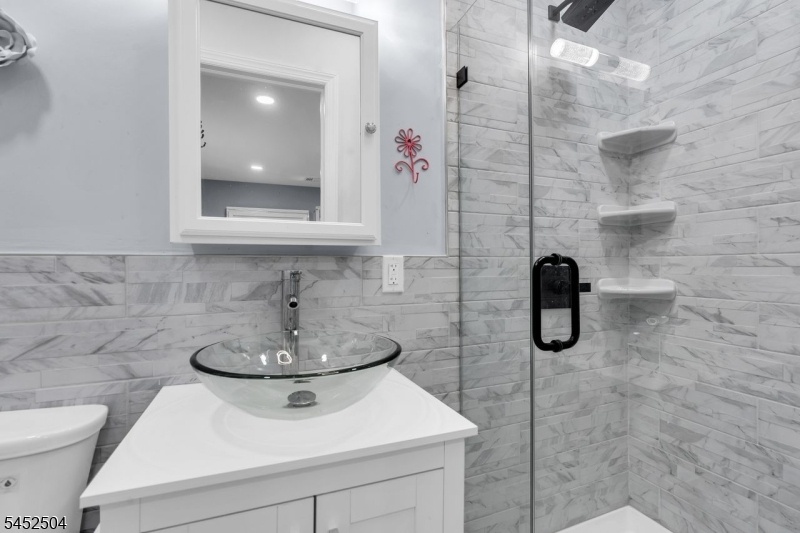 Bathroom en suite for 2nd br