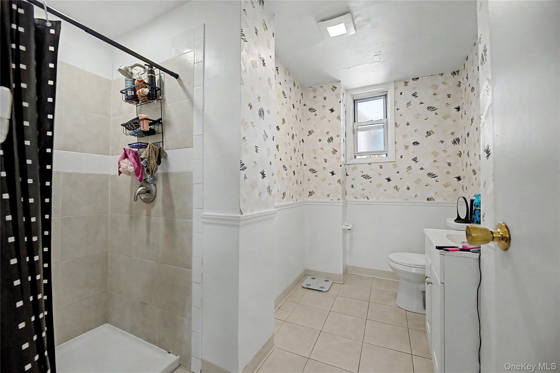 Tiled shower stall with a single handle fixture