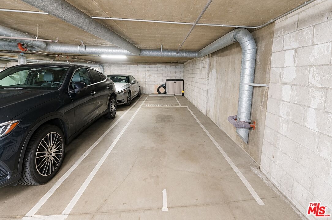 2 tandem parking spots, 1 gues