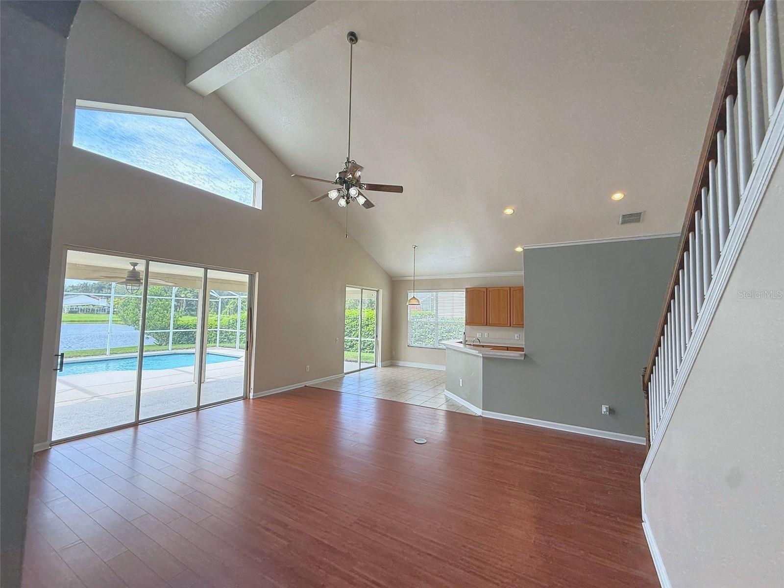 FAMILY ROOM TOWARDS THE KITCHEN