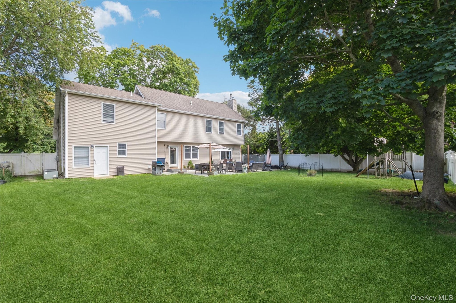 Large Fully Fenced in Back yard