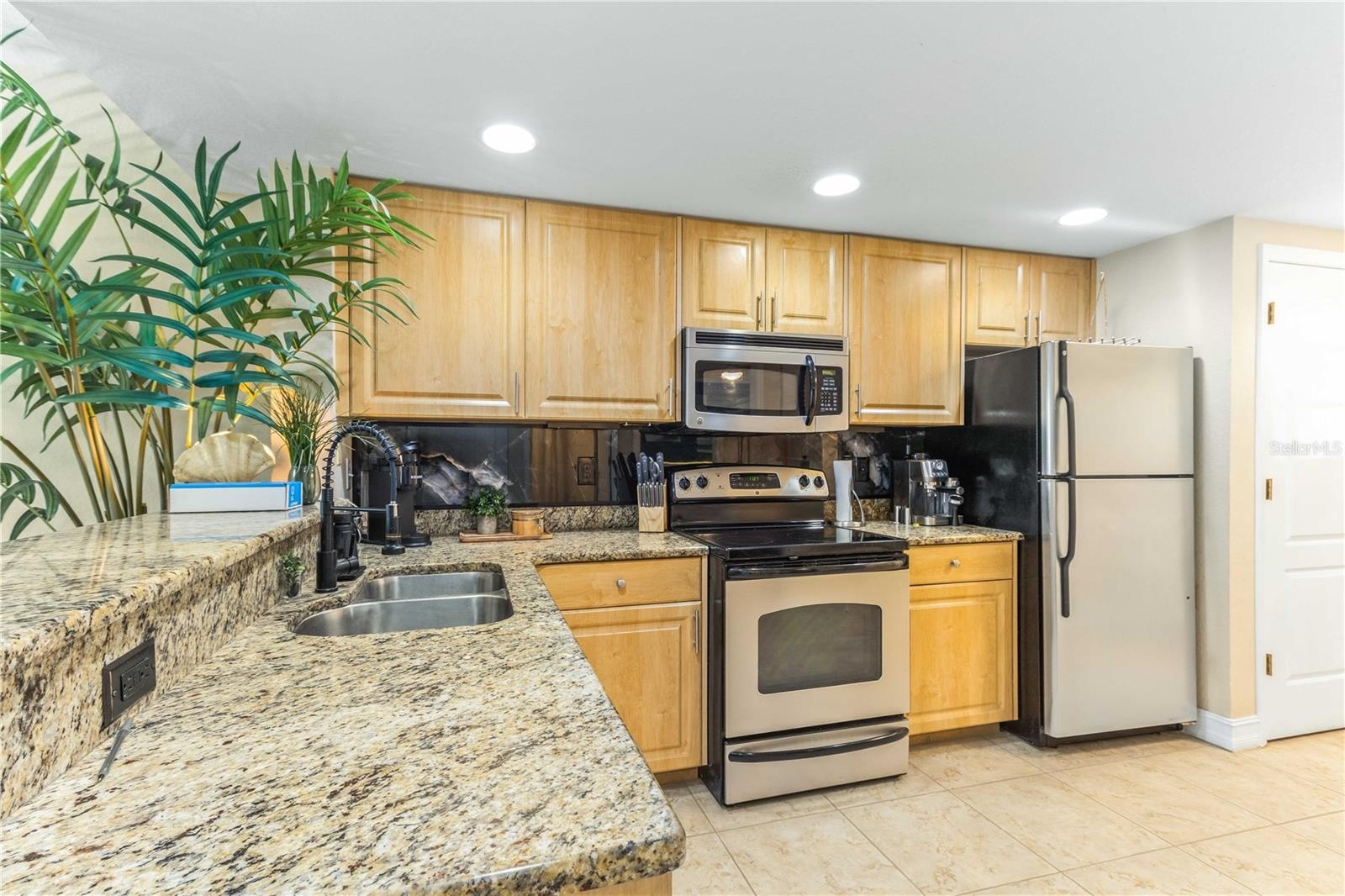 FULL SIZE STAINLESS STEEL KITCHEN