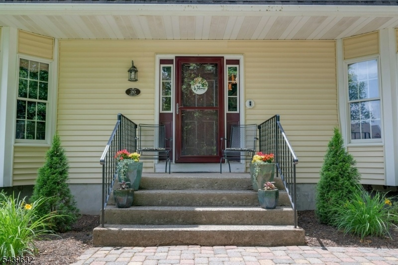 WELCOMING ENTRY