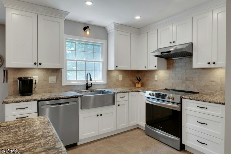 KITCHEN - ANOTHER VIEW